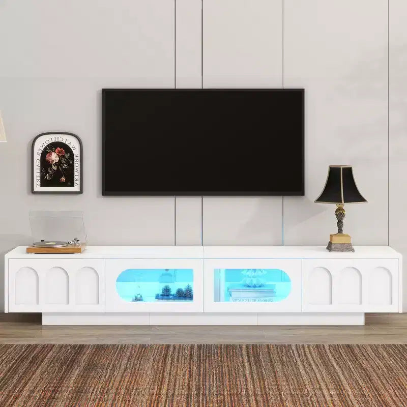 Meuble TV en MDF noir avec éclairage RGB et portes de placard cintrées, compatible jusqu'à 95"
