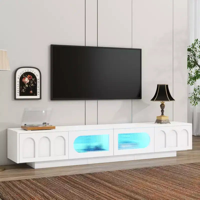 Meuble TV en MDF noir avec éclairage RGB et portes de placard cintrées, compatible jusqu'à 95"