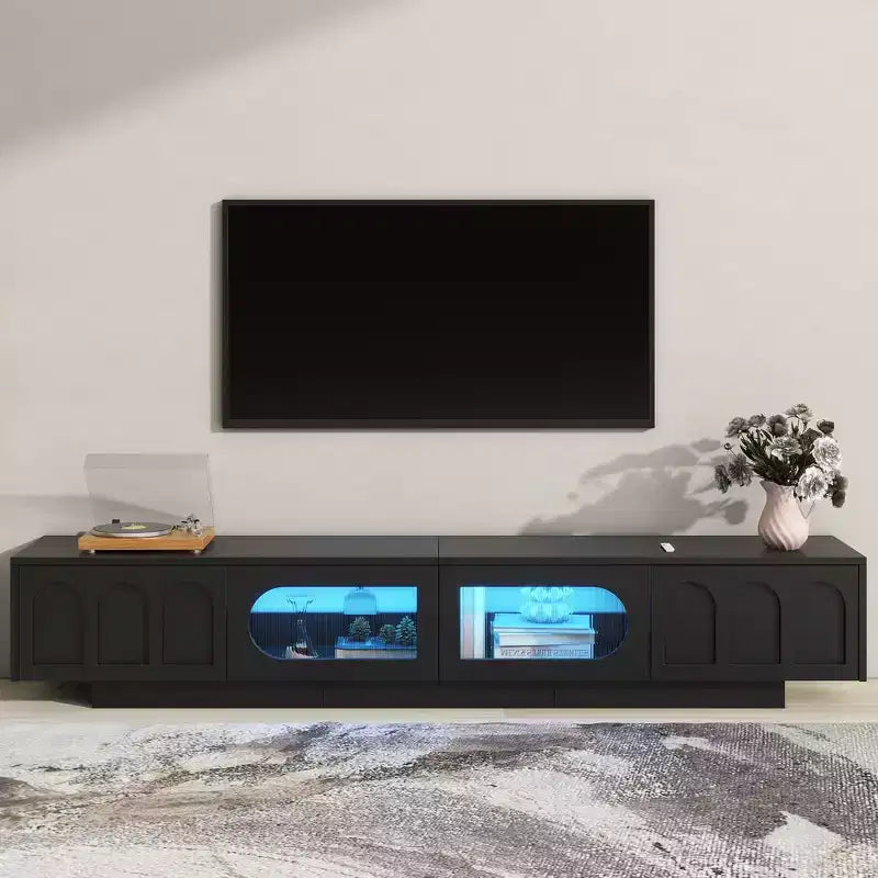 Meuble TV en MDF noir avec éclairage RGB et portes de placard cintrées, compatible jusqu'à 95"