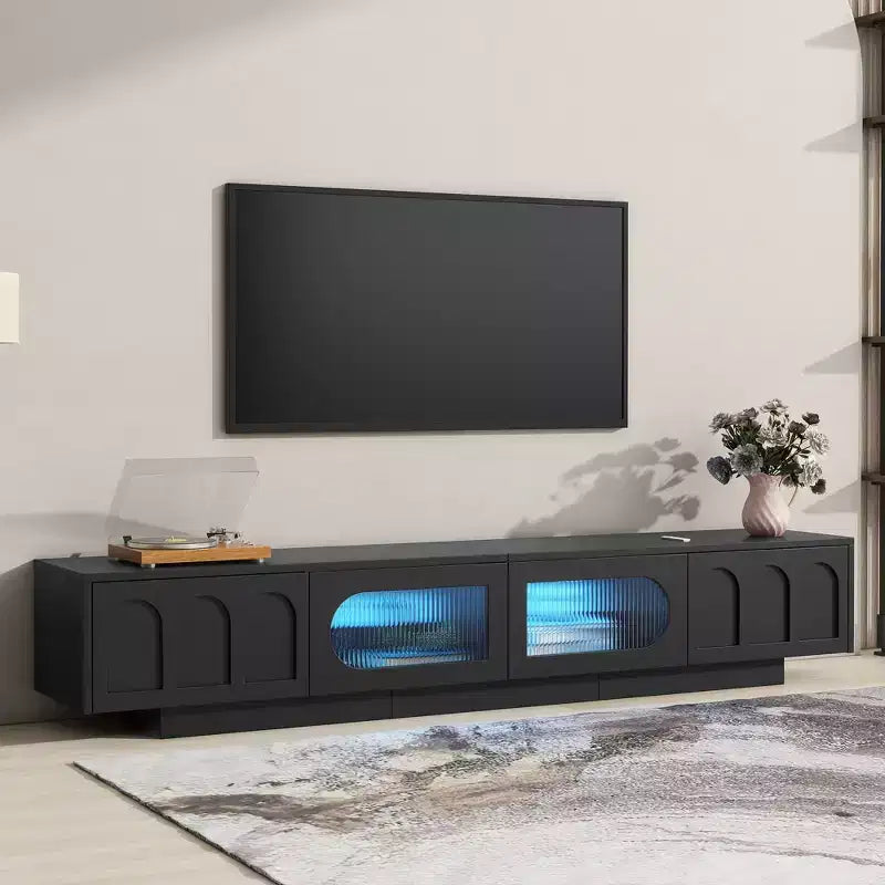Meuble TV en MDF noir avec éclairage RGB et portes de placard cintrées, compatible jusqu'à 95"